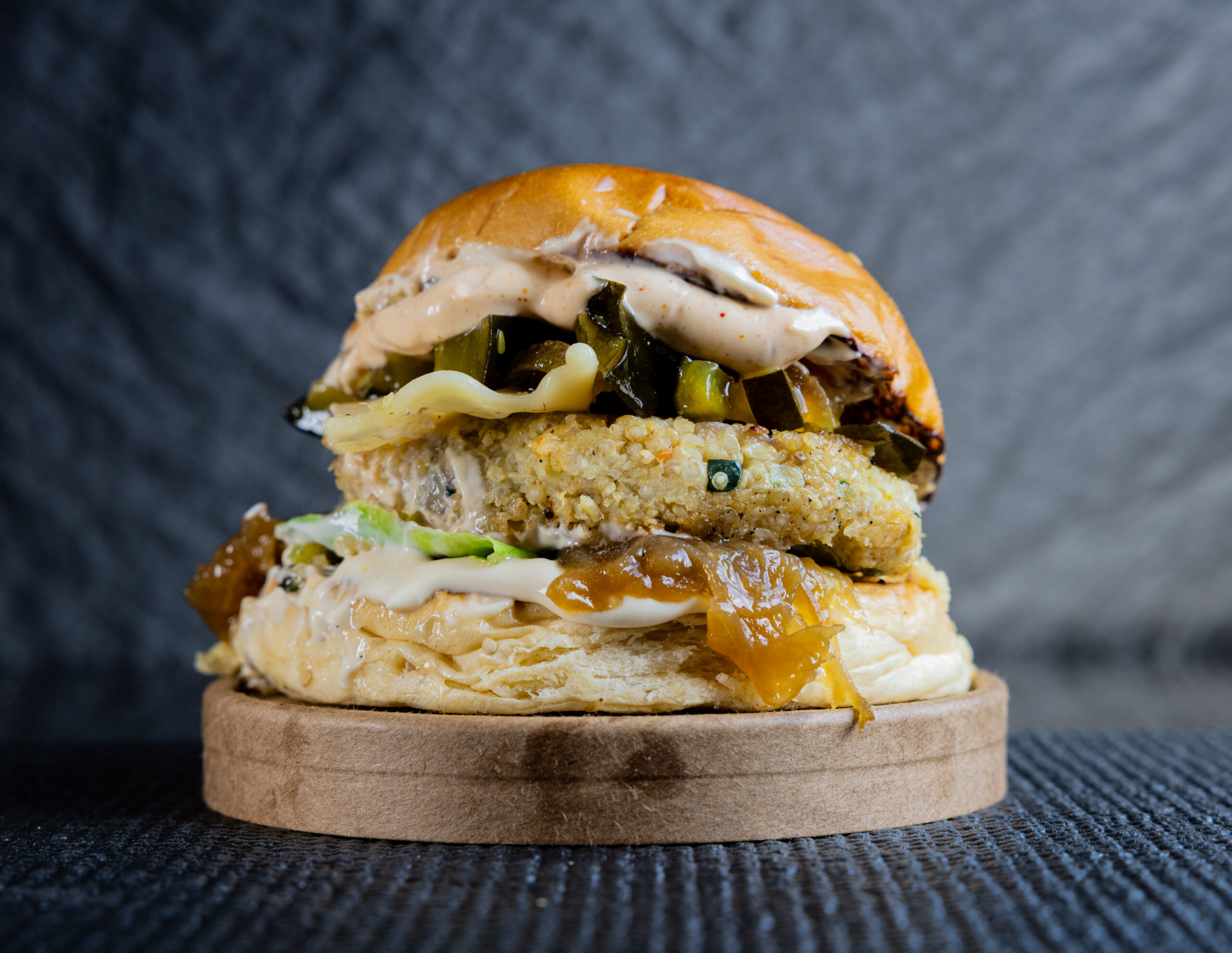 Hamburguesa vegetariana casera de quinoa y bulgur con queso emmental y cebolla pochada, especialidad de Sutan Dago en Donostia