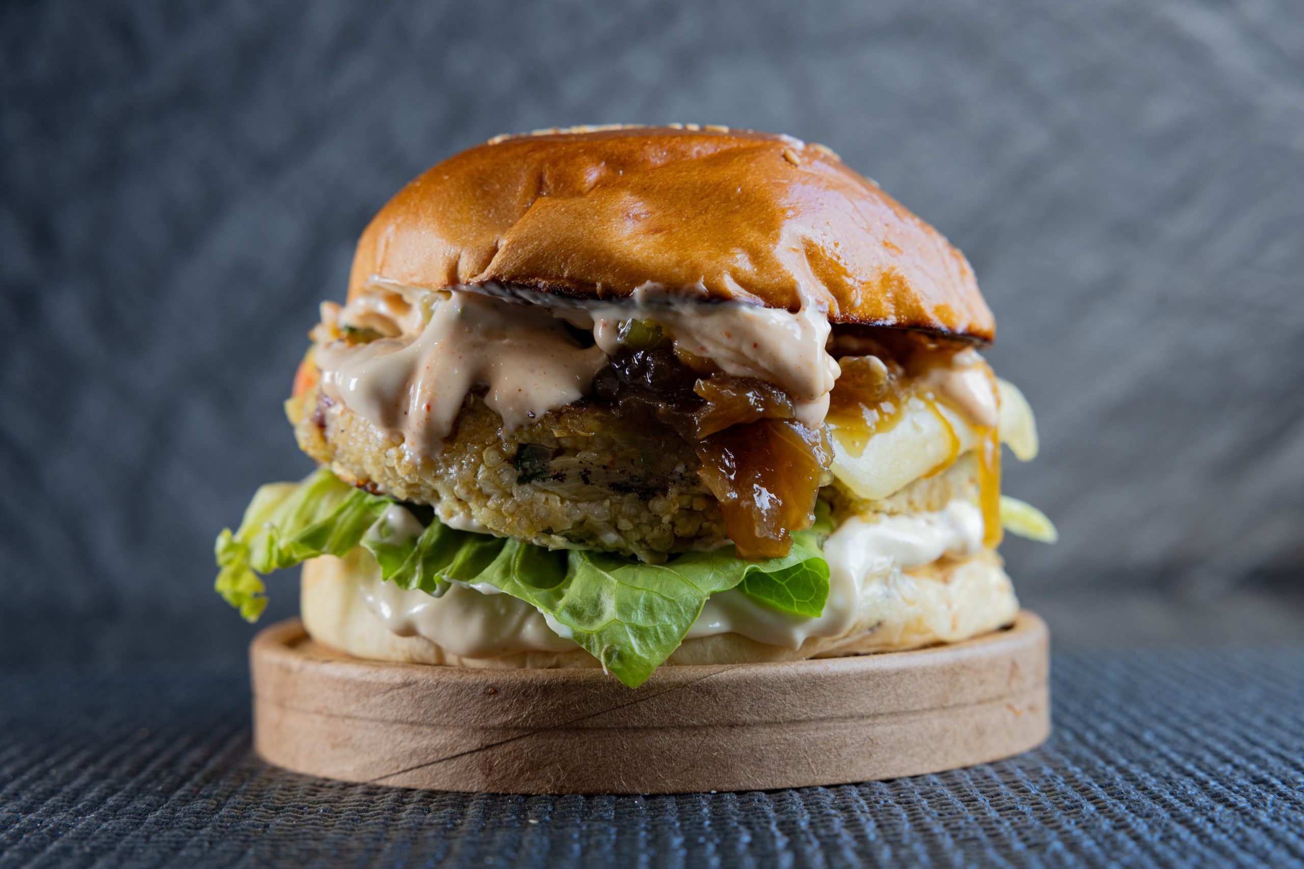 hamburguesa de chuleta en pan brioche